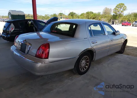 2000 Lincoln Town Car Signature z USA, uszkodzony, nr VIN 1LNHM82WXYY903160